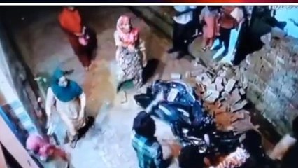 मुजफ्फरनगर: दो पक्षों में जमकर चले लाठी डंडे,वीडियो वायरल