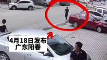 極限躲避！男子原地高高跳起，躲過致命車禍。Extreme dodge! Man jumps high to avoid fatal crash.