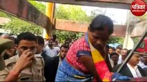 जमीन कब्जा होने से नाराज महिला कमिश्नर ऑफिस में चढ़ी पानी की टंकी पर, जानिए फिर क्या हुआ देखें वीडियो