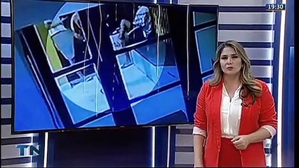 Amigos de músico morto por policial protestam na porta de Corregedoria