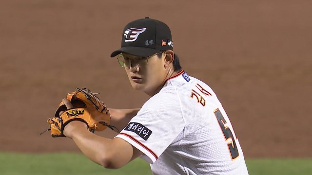 '슈퍼 루키' 김서현, 데뷔전서 157.9㎞ 강속구 / YTN