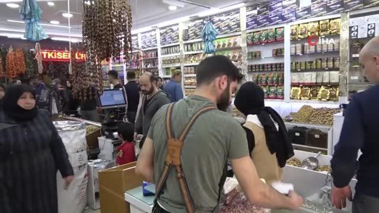 Kilis'te bayram şekerleri tezgahları renklendirdi