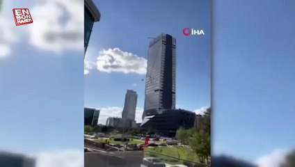 İzmir'de gökdeleni temizlerken halatları kopan işçiler havada asılı kaldı