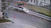 Diyarbakır'da otomobilin çarptığı kadın hayatını kaybetti; kaza anı kamerada 
