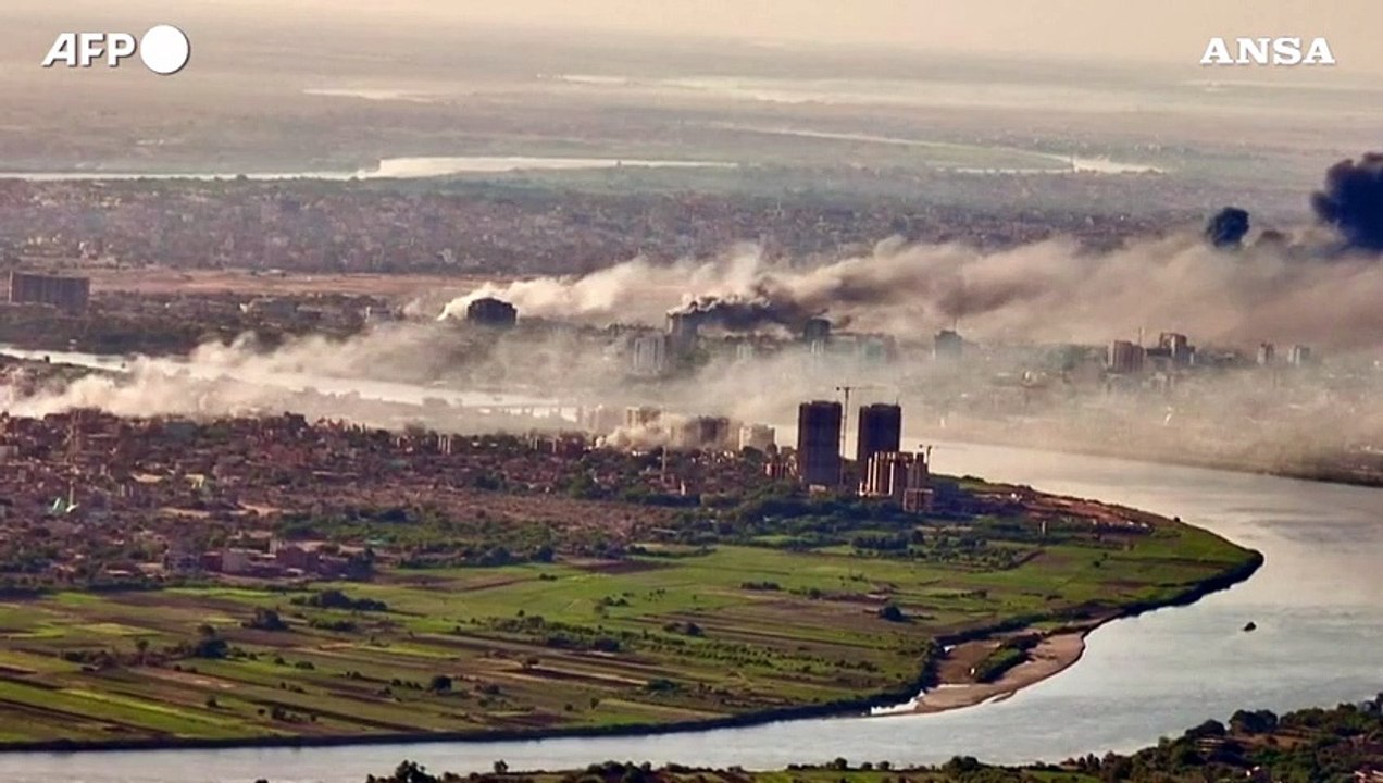 Sudan, fumo nero sopra Khartoum