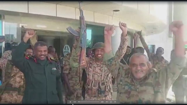 فيديو للجيش السوداني يظهر تواجد عناصره في مقر القيادة في #الخرطوم #السودان #العربية