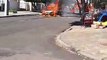 Carro é destruído por fogo em Goioerê. Bombeiros tentam apagar