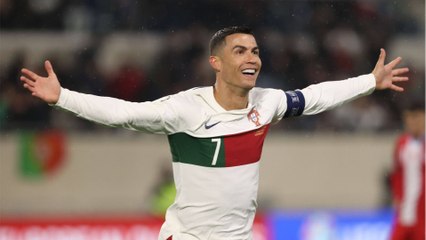 Voici - Cristiano Ronaldo : le footballeur étrangle un joueur en plein match, la vidéo choc