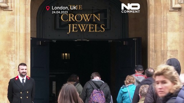 Fesch für Charles: Beefeater am Tower of London glänzen in neuer Uniform