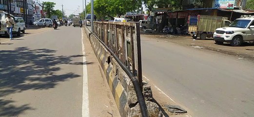 कई वर्ष पहले टूटी डिवाइडर की रेलिंग पर अभी तक नहीं किया सुधार