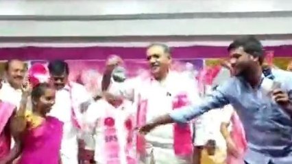 భూపాలపల్లి: స్టేజీ మీద డ్యాన్స్ వేసి కార్యకర్తల్లో జోష్ నింపిన ఎమ్మెల్యే