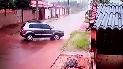 Adolescente vítima de estupro é filmada pulando de carro em movimento; vídeo
