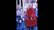 Difunden video en donde Dalai Lama toca de forma inapropiada el brazo de una niña.