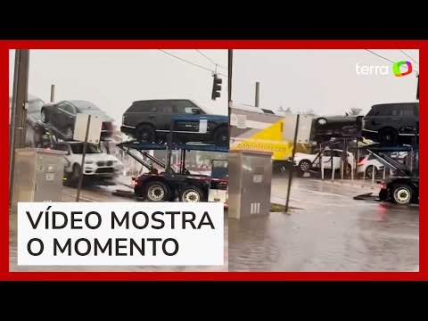 Trem bate em caminhão após veículo ficar parado sobre trilhos nos EUA