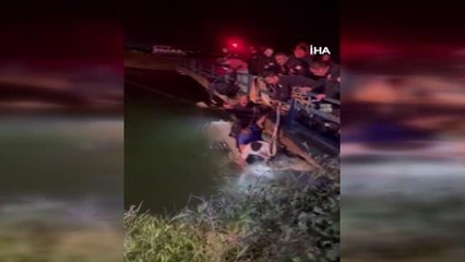 Adana'da minibüs sulama kanalına düştü, itfaiye 4 kişiyi boğulmaktan kurtardı