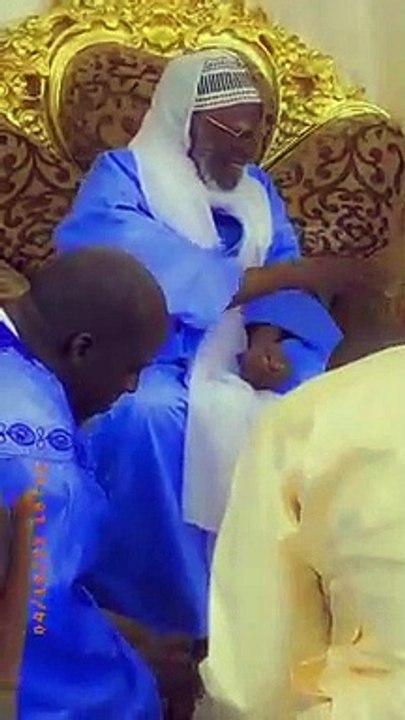 Touba : Remise des photos de Cheikh Ahmadou Bamba à Serigne Mountakha