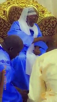 Touba : Remise des photos de Cheikh Ahmadou Bamba à Serigne Mountakha