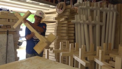 La noble labor de un hijo de migrantes en EE. UU. para recordar a las víctimas de tiroteos