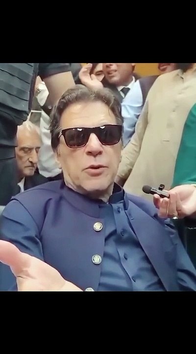 عمران خان میڈیا سے گفتگو کرتے ہوئے