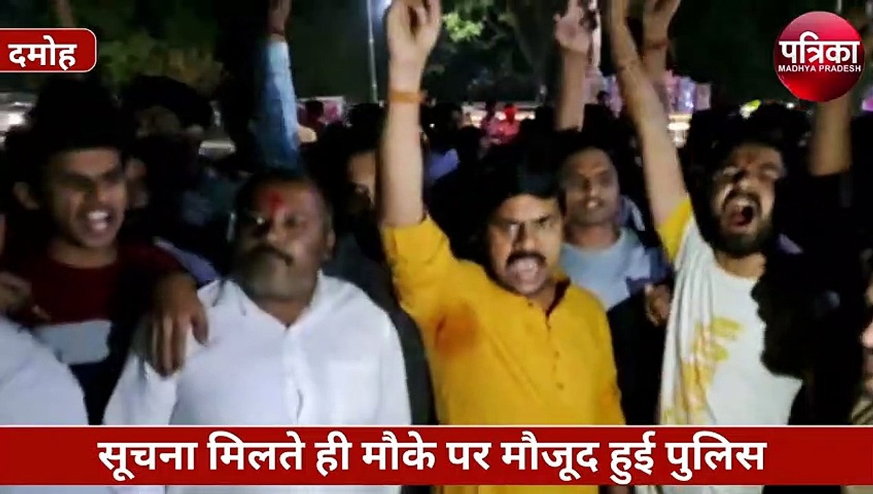 आपस में भिड़े दो समुदाय, लॉ एंड ऑर्डर बिगड़ता देख पुलिस ने भीड़ पर भांजी लाठियां, VIDEO