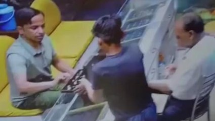 मुरादाबाद:ज्वैलर्स की दुकान से कुछ इस अंदाज में चोरी की सोने की अंगूठी,पहुंचा सलाखों के पीछे