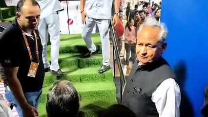 आईपीएल में पहुंचे सीएम गहलोत, पीएम मोदी के नारों के साथ कुछ इस तरह हुआ स्वागत
