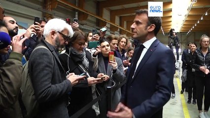 Macron in tour nella provincia francese, per calmare gli animi: "Non saranno le pentole a fermarmi"