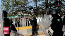 Enfrentamiento entre normalistas y policías en Autopista del Sol
