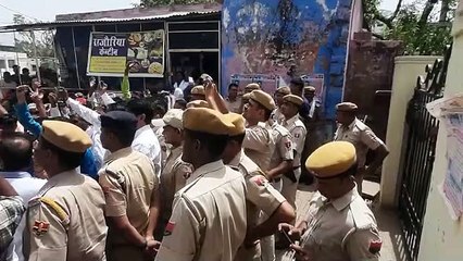 विरोध के स्वर किए बुलंद, कलक्ट्रेट पर किया प्रदर्शन