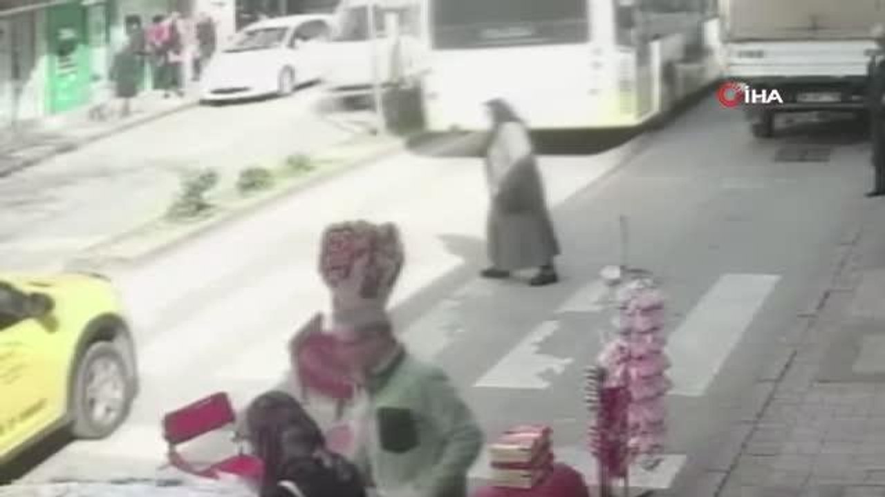 Otobüsten inen kadın taksinin altında kaldı... O anlar kamerada