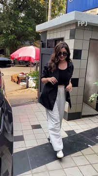 Parineeti Chopra Blushes as Paps Ask 'Shaadi Kab Hai?'