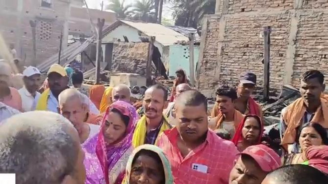 वैशाली: भीषण अग्निकांड में जले कई मकान, पीड़ित प...