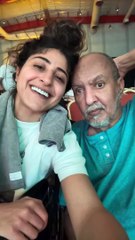 شجون الهاجري تستقبل والدها في المسرح وتقبل رأسه