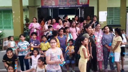 बच्चों को क्या मिला की चेहरे ​खिले उठे, कैसे किया खुशी का इजहार