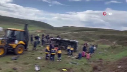 Sağlık personelini taşıyan minibüs şarampole yuvarlandı: 13 yaralı