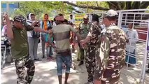 गोपालगंज: सदर अस्पताल के सुरक्षा गार्ड ने स्मैकर को पकड़ कर पीटा, चाकू बरामद