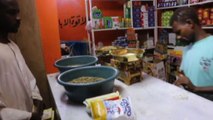 Sudanesi fanno scorte di cibo tra i combattimenti a Khartoum