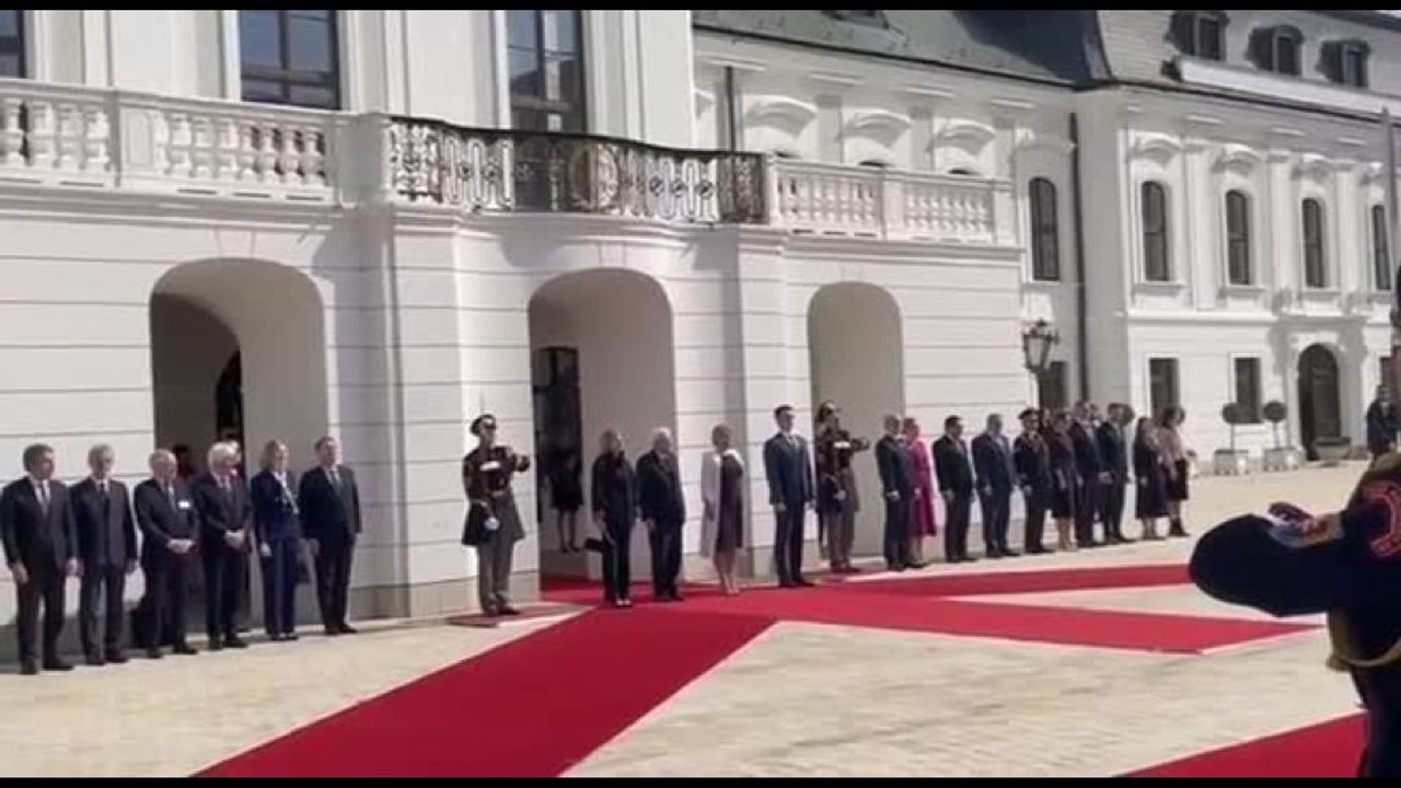 Mattarella accolto al Palazzo presidenziale a Bratislava