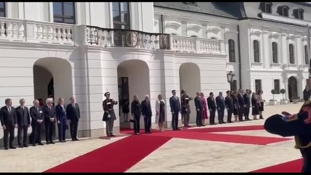 Mattarella accolto al Palazzo presidenziale a Bratislava