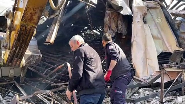 Mersin'de mobilya fabrikasındaki yangında tavan çöktü; 4 kişi yaşamını yitirdi