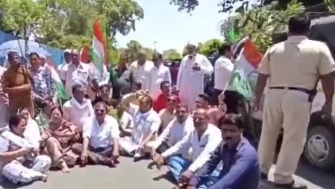 रतलाम: पेड़ों की कटाई के विरोध में कांग्रेस ने दिया धरना, जलाया पुतला