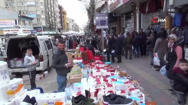 Afyonkarahisar'da bayram pazarında Arife günü yoğunluğu