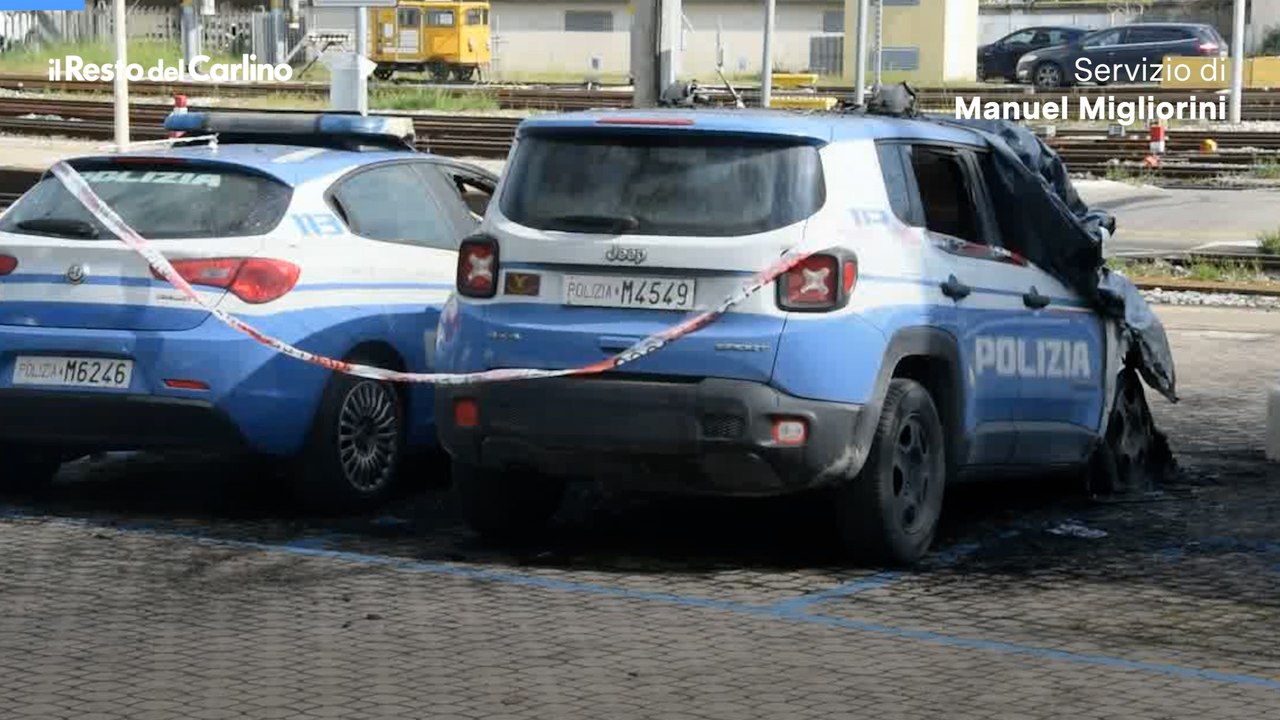 Rimini, incendiate due auto della polizia alla stazione di Rimini