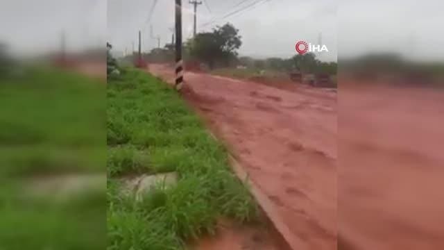 Tayvan'da sel nedeniyle cadde ve sokaklar sular altında kaldı