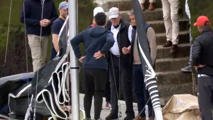 Juan Carlos I llega al puerto deportivo de Sanxenxo para navegar a bordo del Bribón