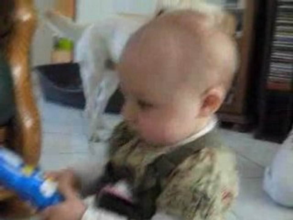 Maeva cherche les chocolats de paques