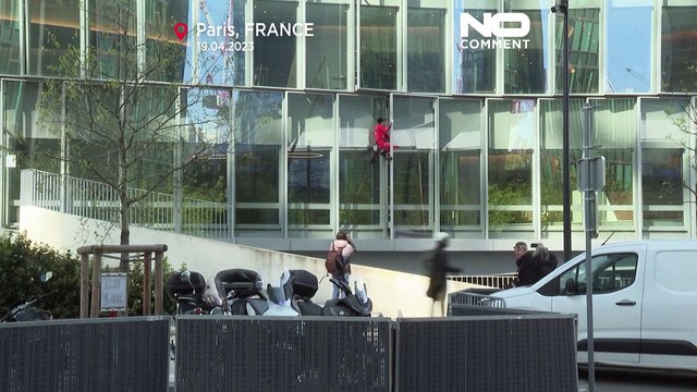 Французский человек-паук Ален Робер покорил небоскрёб в знак протеста