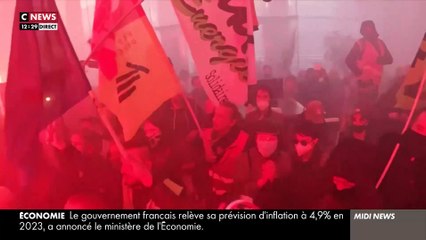 Retraites - Regardez des cheminots envahir ce midi les locaux d'Euronext, la principale place boursière de la zone euro, à La Défense - VIDEO