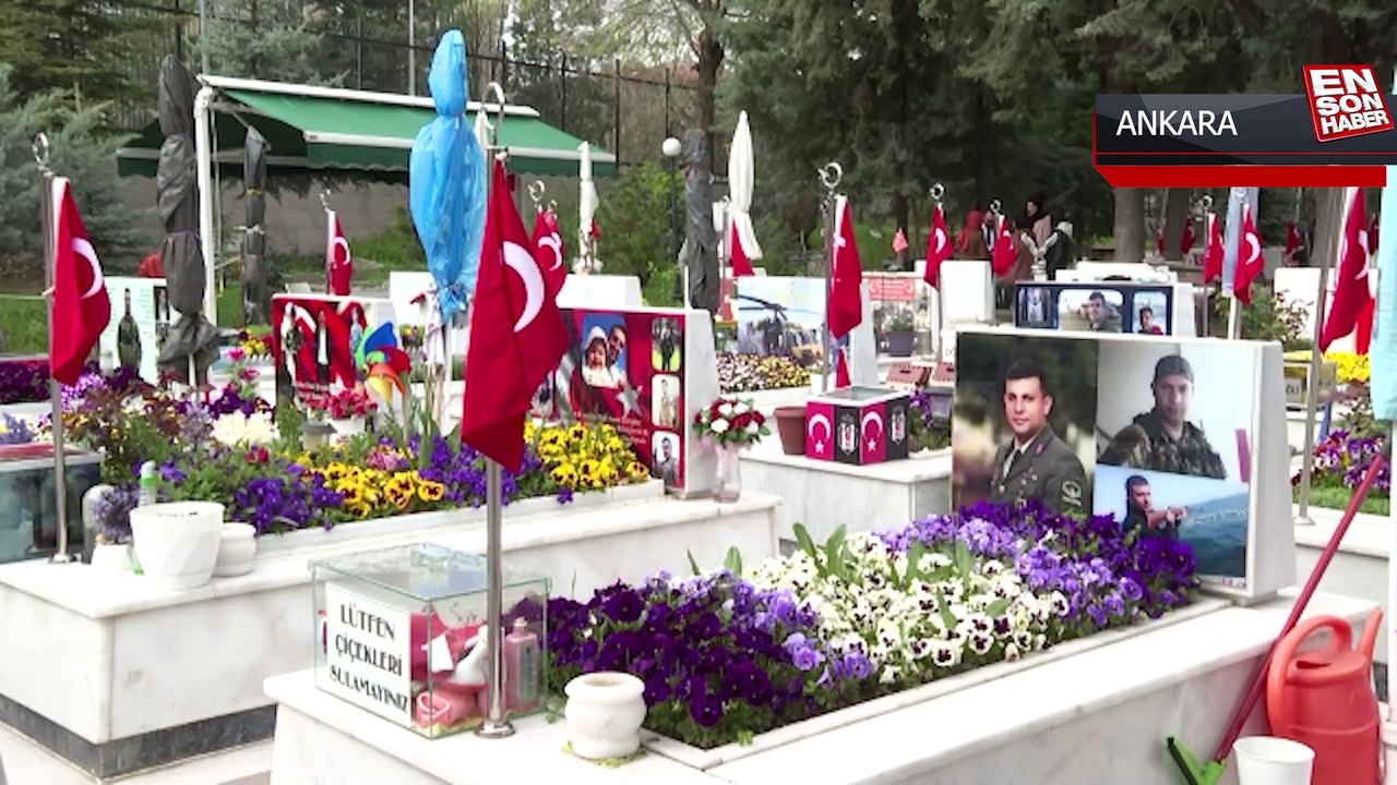 Şehit yakınları ve gaziler bayram arifesinde Cebeci Askeri Şehitliği'ni ziyaret etti