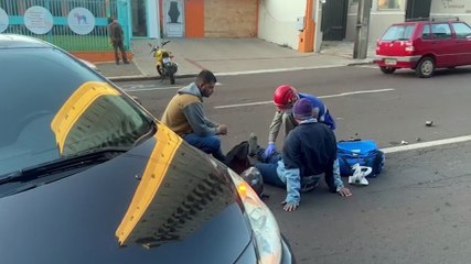 Rua Paraná fica congestionada após forte colisão entre carro e moto